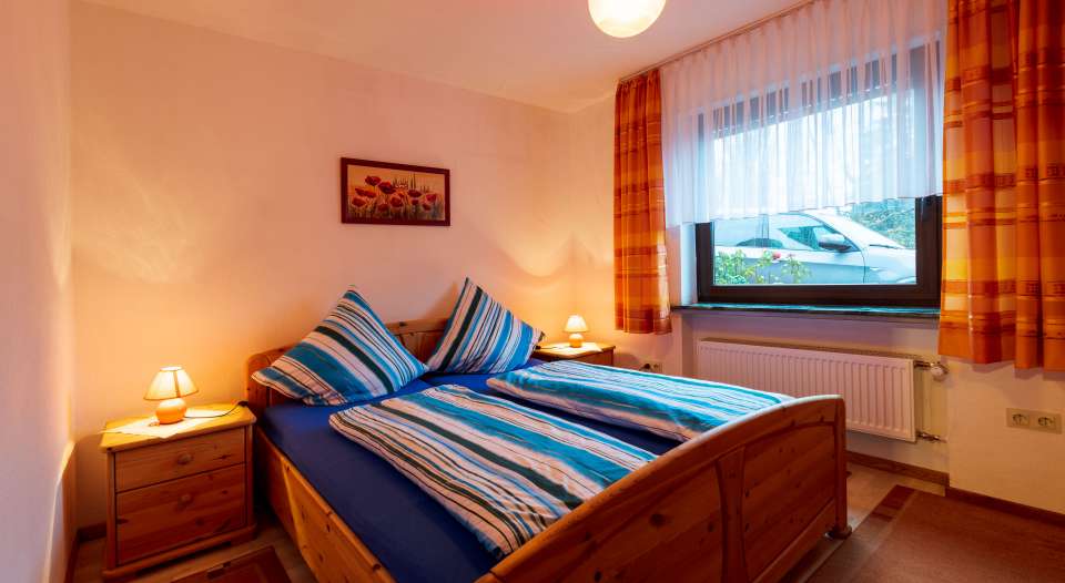 Schlafzimmer der Ferienwohnung Gobert mit Doppelbett.