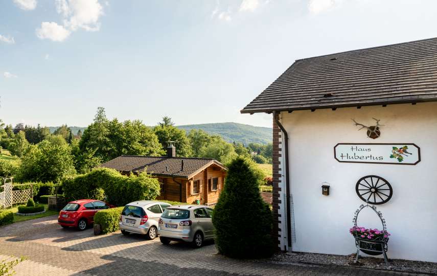 Blick auf Haus Hubertus und das Ferienhaus Vogelsang.