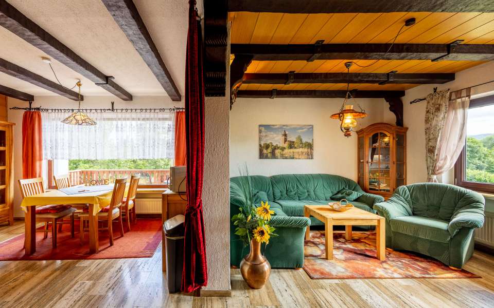Essecke und Wohnzimmer der Ferienwohnung Sickenberg mit Blick Richtung Süden.