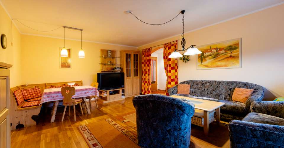 Wohnzimmer mit Essecke der Ferienwohnung Gobert.