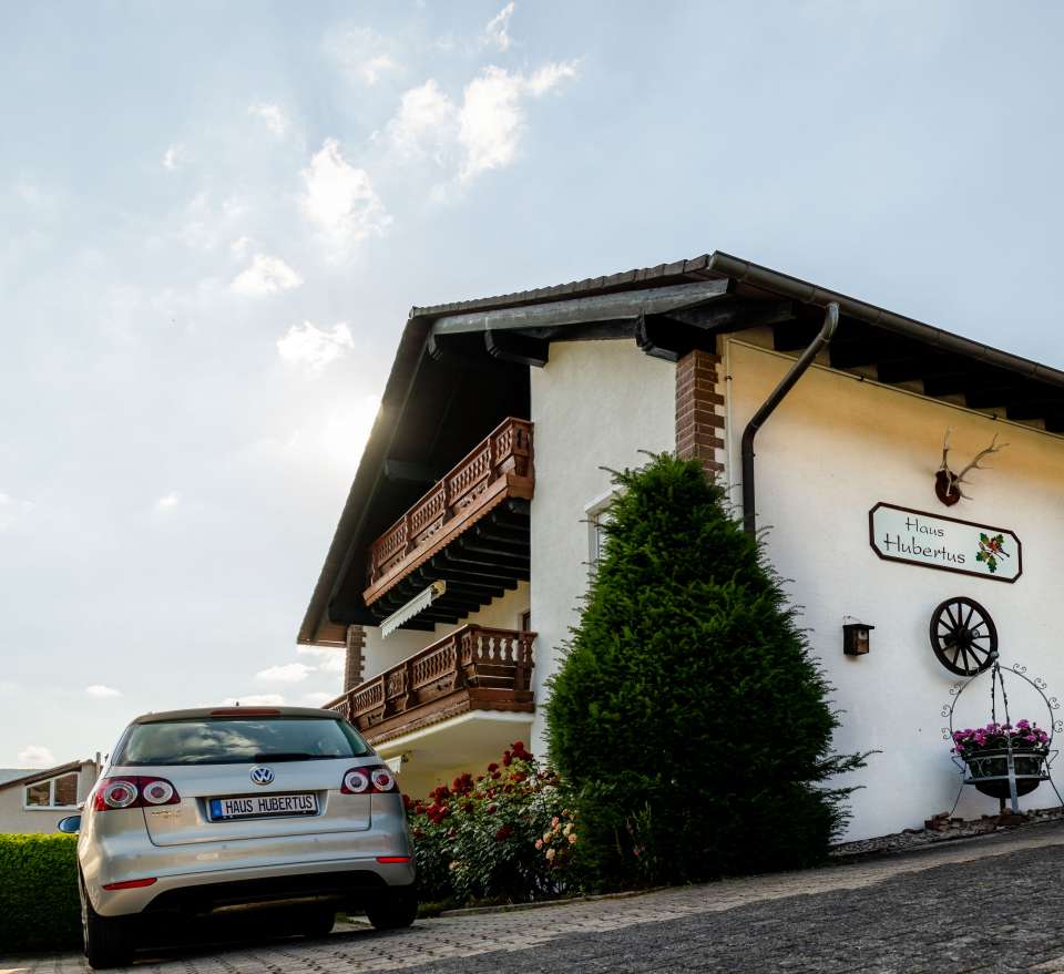 Blick auf Haus Hubertus mit Balkonen.