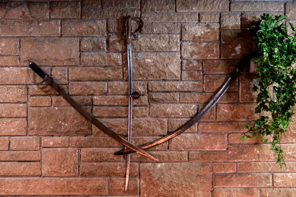 Schwerter als Wanddekoration in der Ferienwohnung Sickenberg.